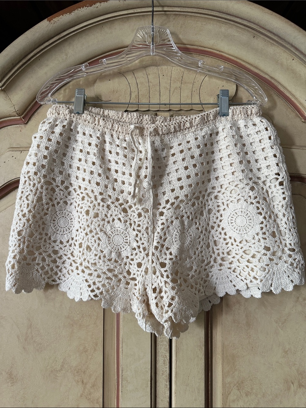 Easel Crochet High-Waist Drawstring Shorts in Cream